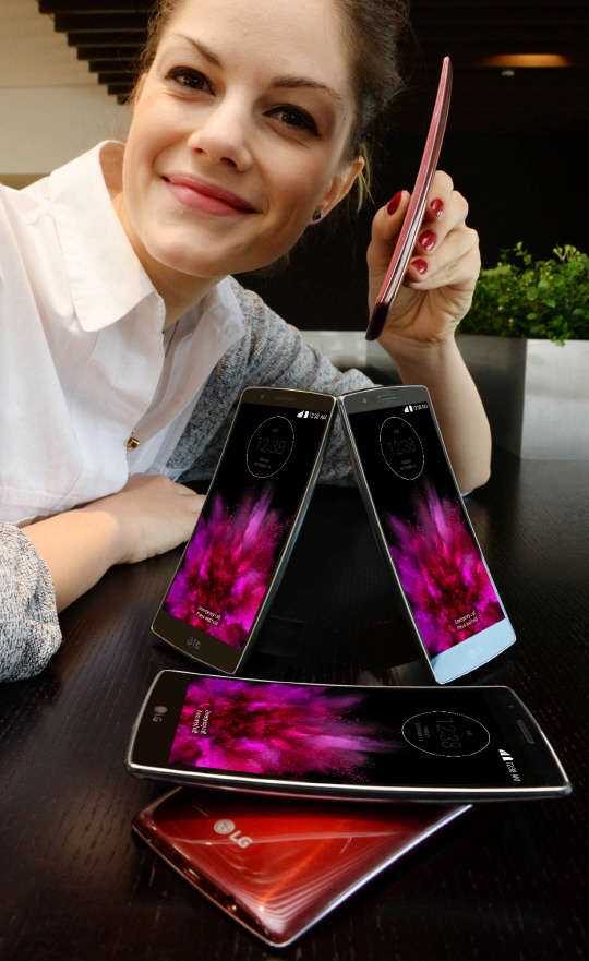 LG전자는 곡면 디자인 스마트폰 'LG G플렉스2'를 이번달 미국을 시작으로 유럽, 아시아 등 주요 글로벌 시장에 차례로 출시한다고 지난달 25일 밝혔다. 서울 여의도  LG 트윈타워에서 외국인 모델이 'LG G 플렉스2'를 선보이고 있다.